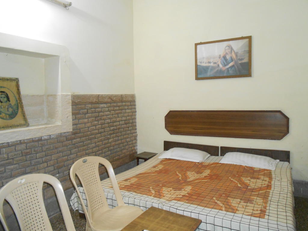 Gaurav Guest House Матхура Номер фото